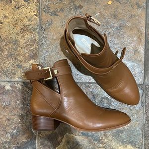 Women’s size 8 medium Michael Kors tan brown boots with gold hardware heel ankle